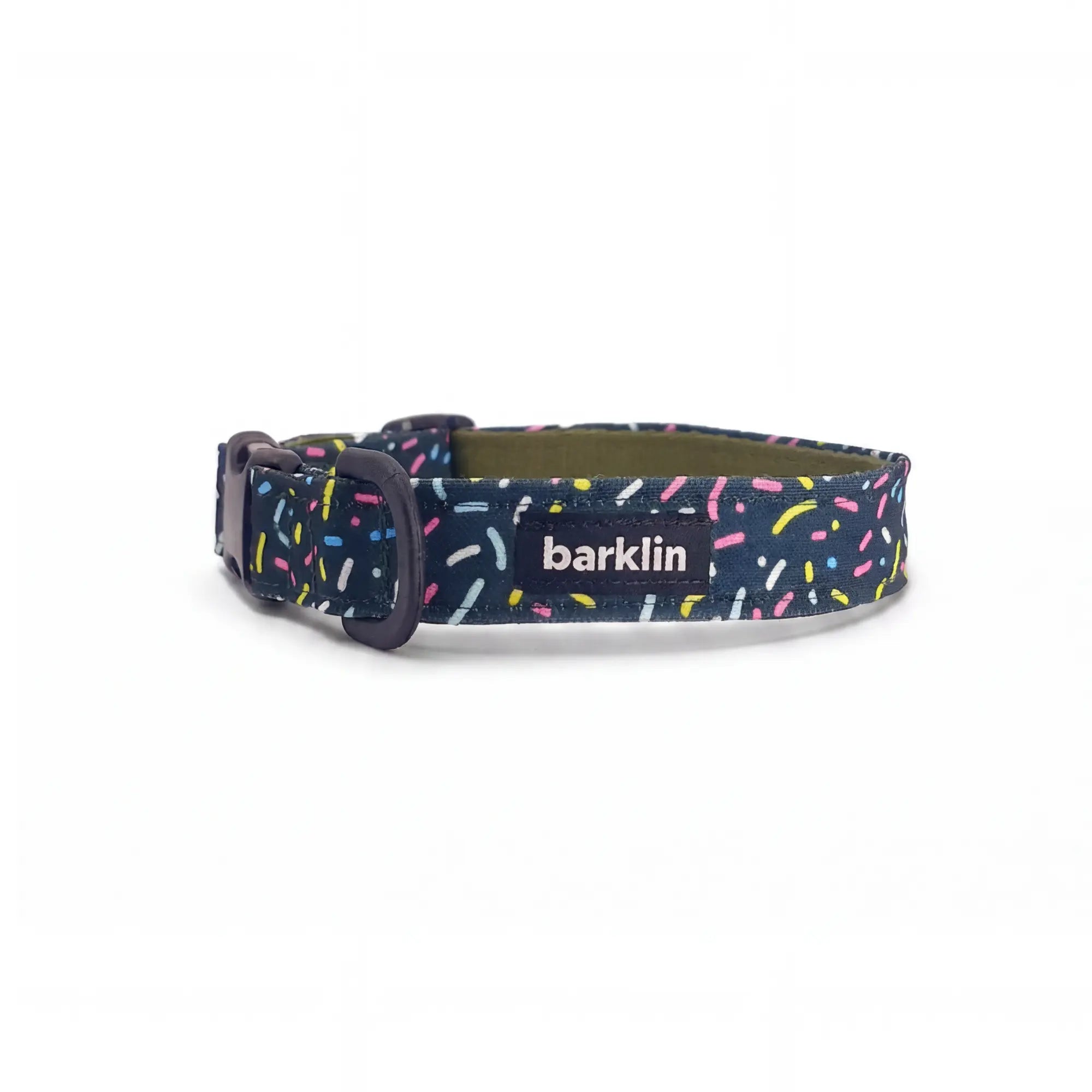 Dog collar in Barklin Eighties Sugar pattern, standard 2.5 cm width, shown in front arc view with stitched textile surface, inner webbing, and matte black buckle hardware.
