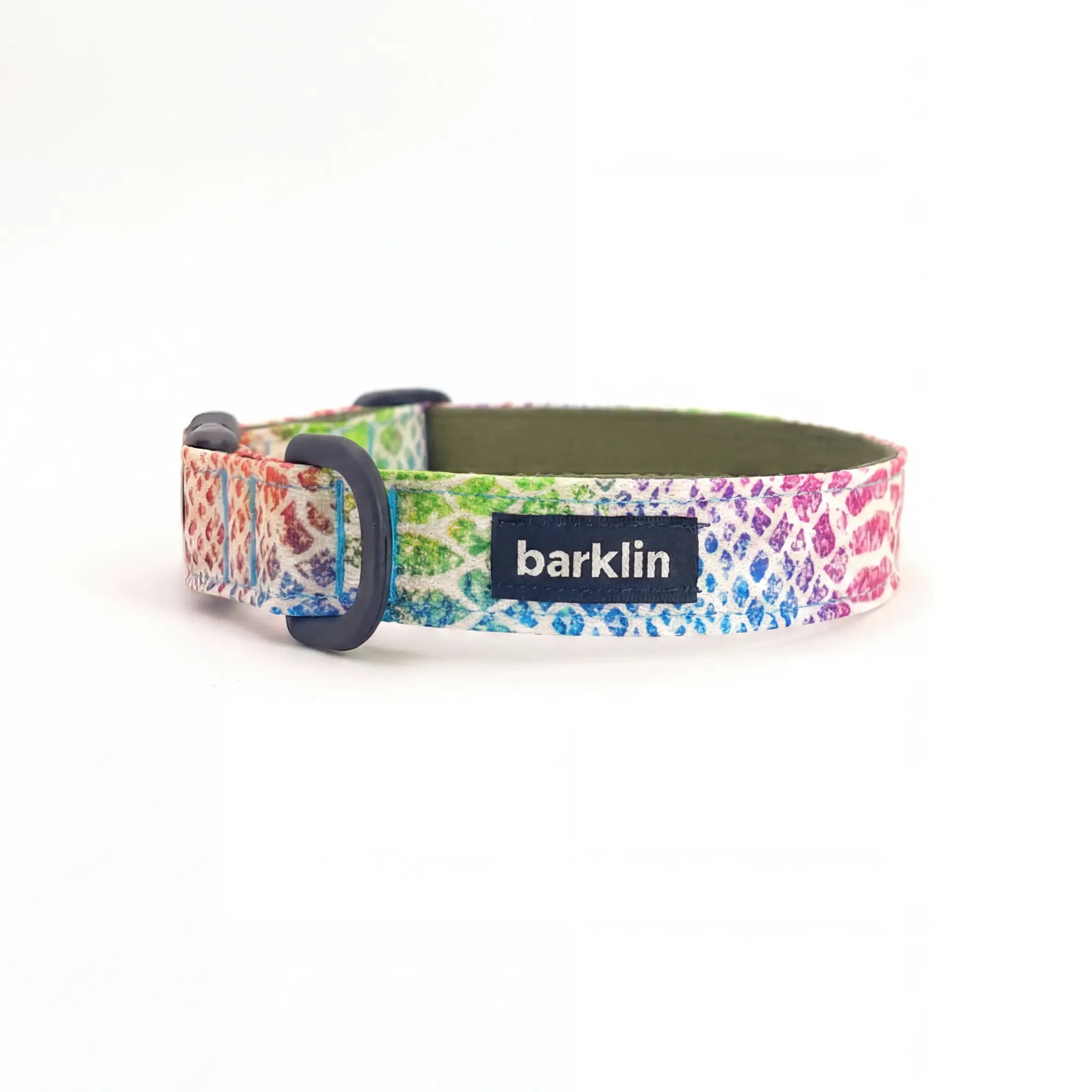 Dog collar in Barklin Kaleido Snake pattern, standard 2.5 cm width, shown in front arc view with stitched textile surface, inner webbing, and matte black buckle hardware.
