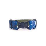 Széles kutyanyakörv 4 cm Cosmic Canvas mintával, mágneses Fidlock csattal, a záródási mechanizmust mutatva