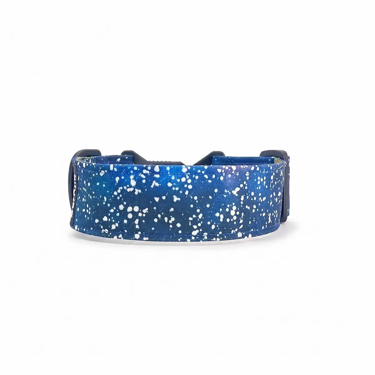 Széles kutyanyakörv 4 cm Cosmic Canvas mintával, mélylila, kék és türkiz absztrakt kompozícióval íves formában bemutatva