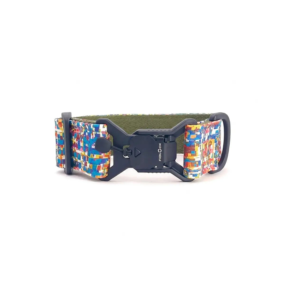 Széles kutyanyakörv 4 cm Glitch mintával, mágneses Fidlock csattal, a záródási mechanizmust mutatva