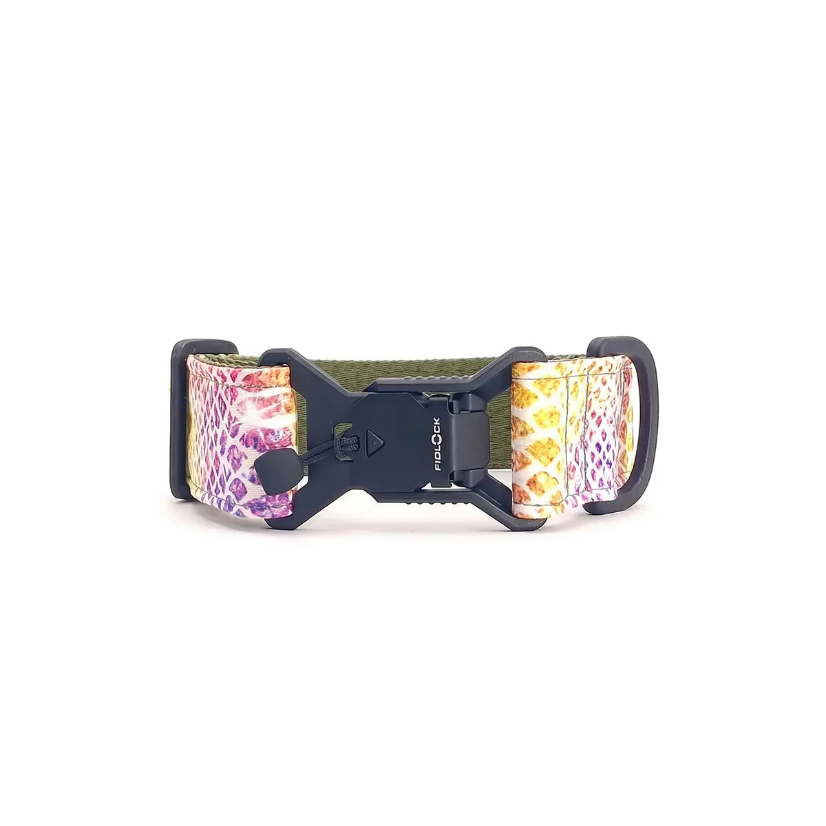 Széles kutyanyakörv 4 cm Kaleido Snake mintával, mágneses Fidlock csattal, a záródási mechanizmust mutatva