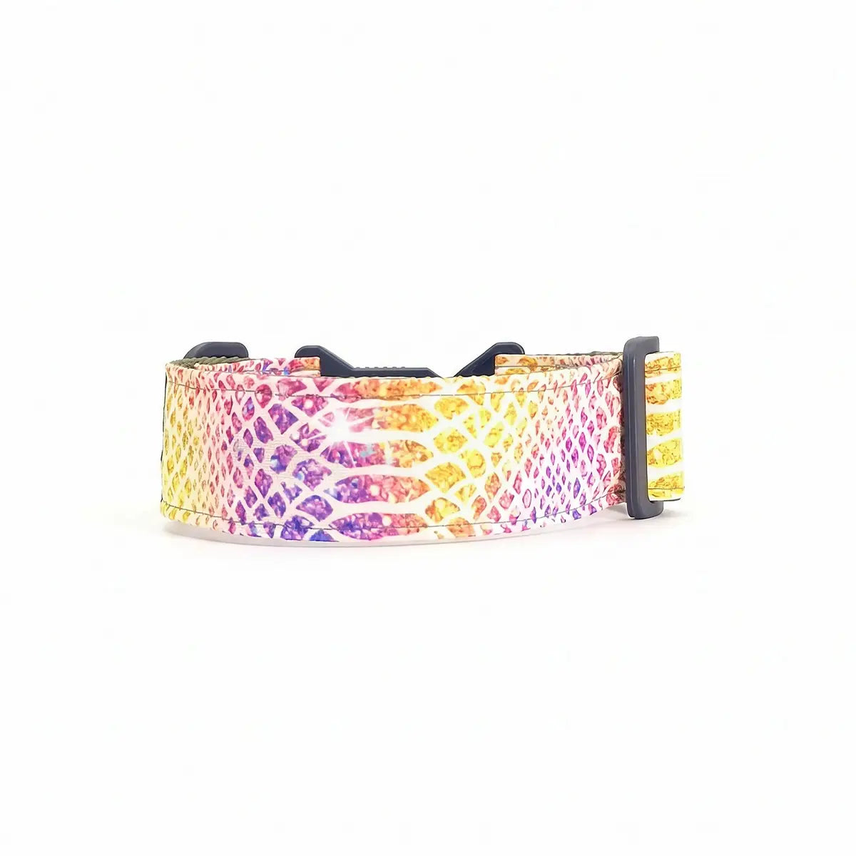 Széles kutyanyakörv 4 cm Kaleido Snake mintával, geometrikus sárga, zöld és fekete pikkelykompozícióval íves formában bemutatva