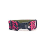 Széles kutyanyakörv 4 cm Pop Leopard mintával, mágneses Fidlock csattal, a záródási mechanizmust mutatva