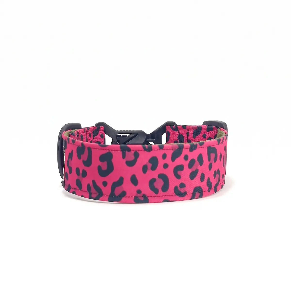 Széles kutyanyakörv 4 cm Pop Leopard mintával, élénkrózsaszín és sötétrózsaszín állatminta kompozícióval íves formában bemutatva