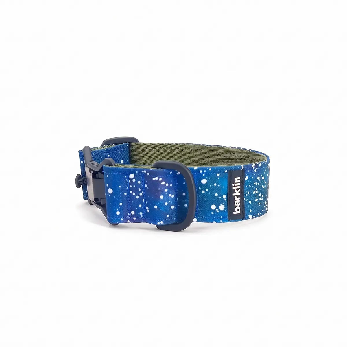 Széles kutyanyakörv 4 cm Cosmic Canvas mintával, a teljes íves struktúrát és szélességi profilt mutatva