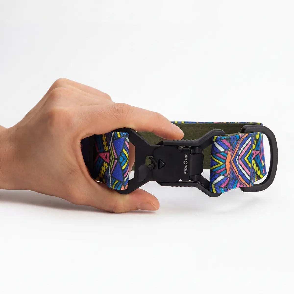 Széles kutyanyakörv 4 cm Electric Tribe mintával, kézben tartva méretreferenciához
