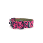 Széles kutyanyakörv 4 cm Pop Leopard mintával, a teljes íves struktúrát és szélességi profilt mutatva