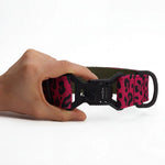 Széles kutyanyakörv 4 cm Pop Leopard mintával, kézben tartva méretreferenciához